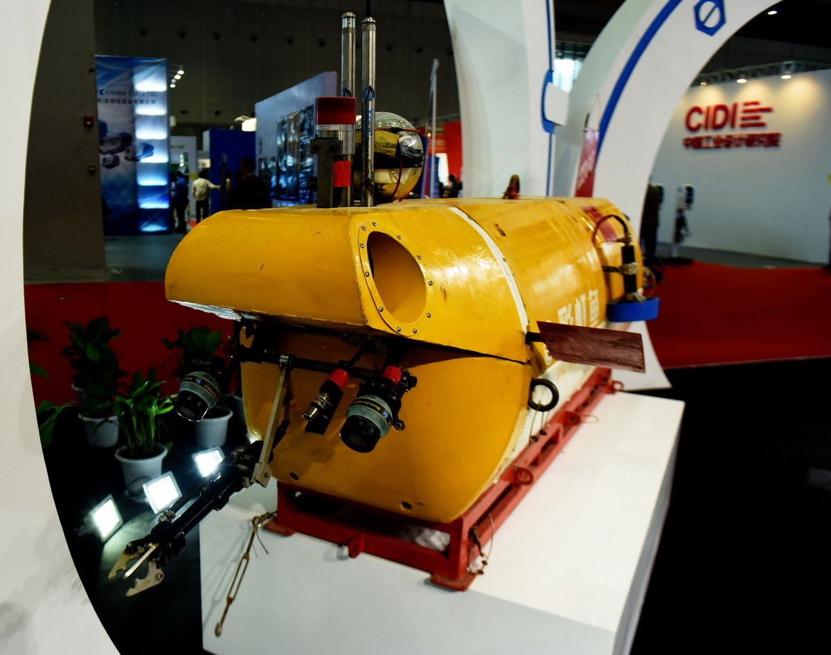 中国首台万米级无人潜水器彩虹鱼首次公开展