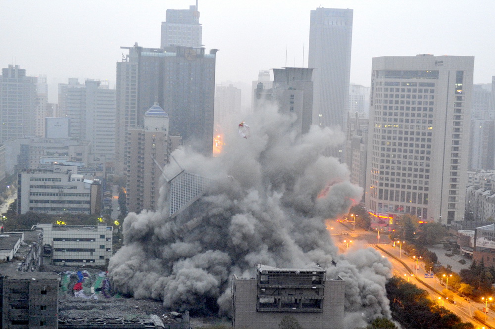 西安一座高118米高楼成功爆破