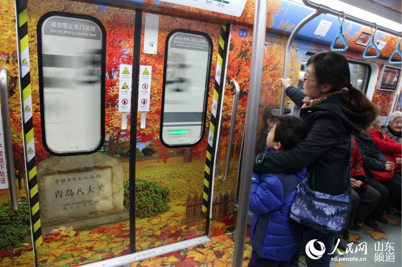 青岛地铁开通首个周末市民为"尝鲜"挤爆车厢(组图)-青 岛区-地铁族