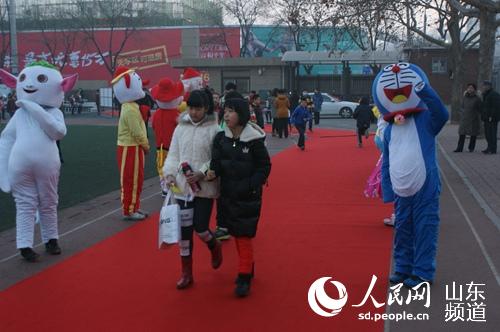 济南小学生迎元旦跨幸福门栽种新年愿望树