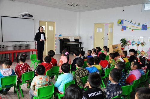 潍坊滨海实验幼儿园邀警官开展防恐防暴安全演