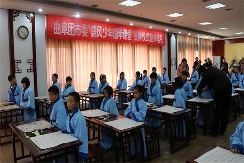 国学老师为学生正衣冠,点朱启智