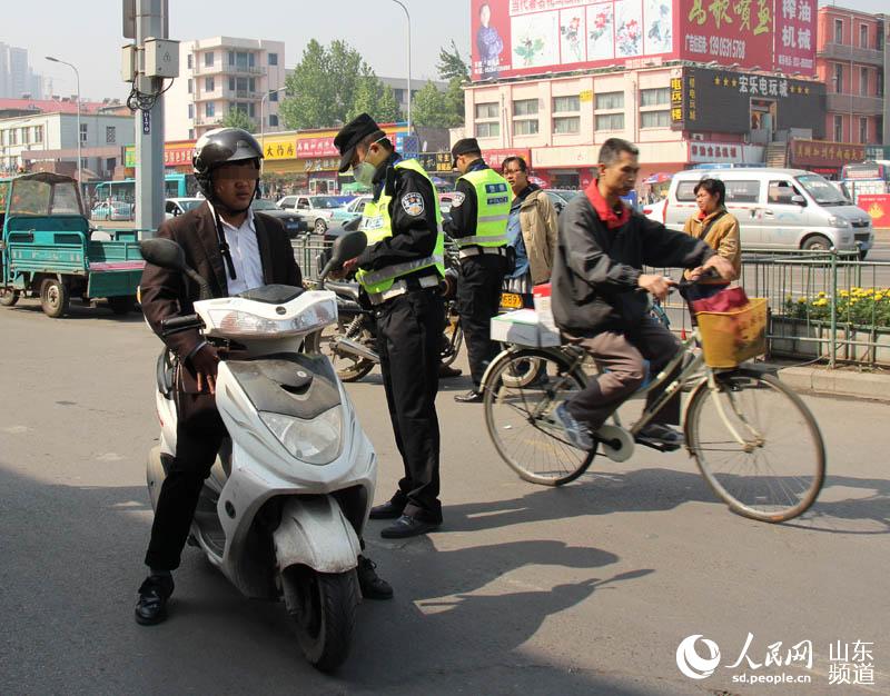 济南对摩托车交通违法说不 执法全程录像