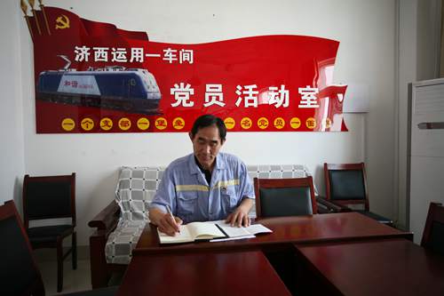 党员司机范继泉在学习《党章》。（摄影：王新军）