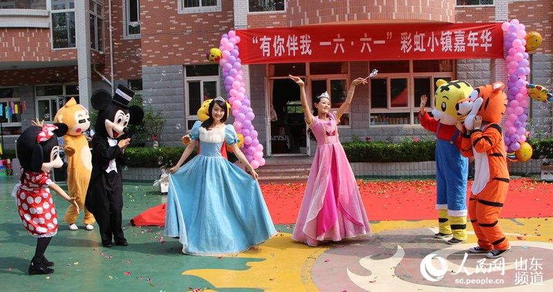 卓雅·大风车幼儿园举行了庆六一彩虹小镇嘉