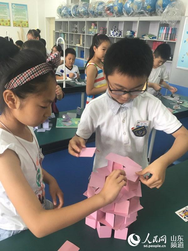 济南小学生:纸牌搭建快乐多 不比最高比更高