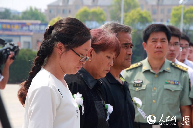 维和牺牲战士杨树朋魂归故里 家乡父老泪别英