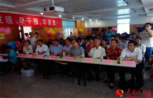 与会领导和家长倾听惠泽中心康复教学情况