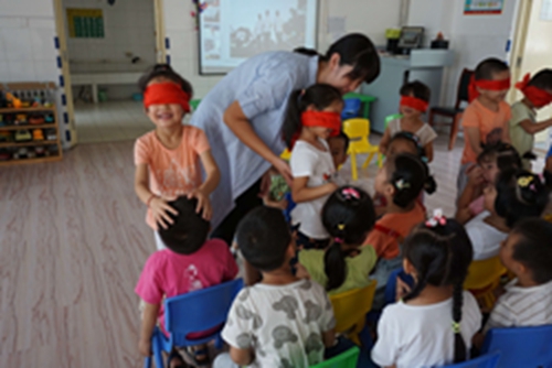 潍坊滨海实验幼儿园开展国际盲人节系列活动