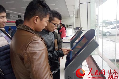 车辆综合服务大厅正在自主选号的群众