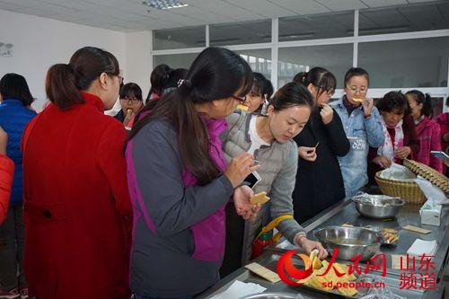 潍坊滨海实验幼儿园:走进透明厨房品尝绿色