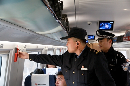 济南铁路局青岛动车段随车机械师为春运保驾护