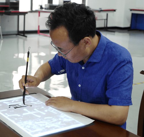 翰和书法教室:创新中国书法数字化教学