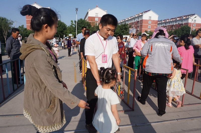 潍坊滨海实验幼儿园:双色接送卡 双重安全保障