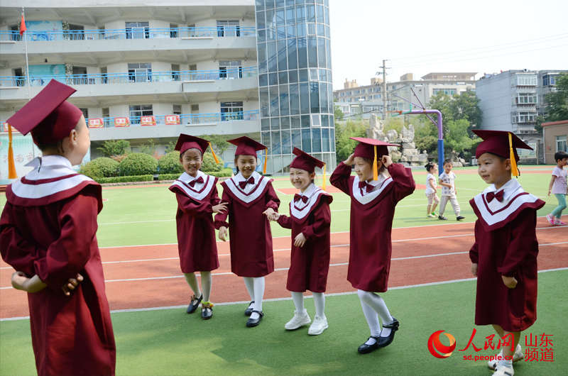 严肃点!今天是毕业日。(摄影:刘祺) 人民网济南6月21日电(刘祺)六月毕业季,不仅属于大学毕业生,也属于幼儿园大班的小朋友们。6月21日,济南市汇泉小学附设幼儿园组织即将毕业的孩子们拍摄毕业照。孩子们在操场上摆出各种创意新颖的图案造型,用相机留住他们人生的第一张毕业照。照片上幼儿园小朋友萌萌哒,第一次品尝毕业滋味的小朋友们从这一天开始知道,毕业不仅意味着与一段美好生活离别,也代表着小学生活的即将开始。