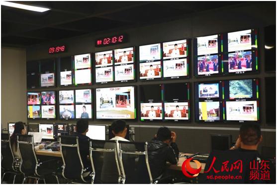 来自全球各地的20路直播信号同时播放,工作人员紧张有序的进行页面切换。