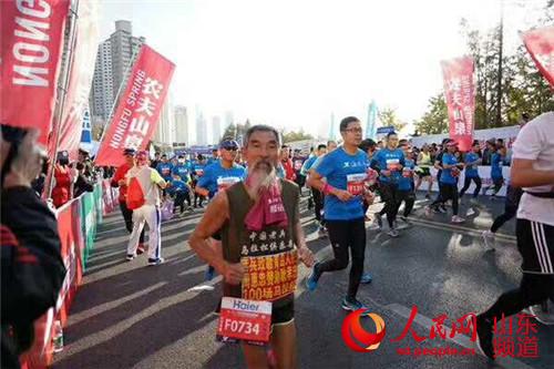 2017青岛马拉松在五四广场激情起跑