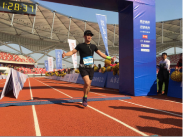 奥运冠军领跑 跑游山东半马在枣庄燃情开赛