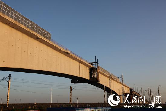 青盐铁路跨胶黄铁路特大桥连续梁实现空中转