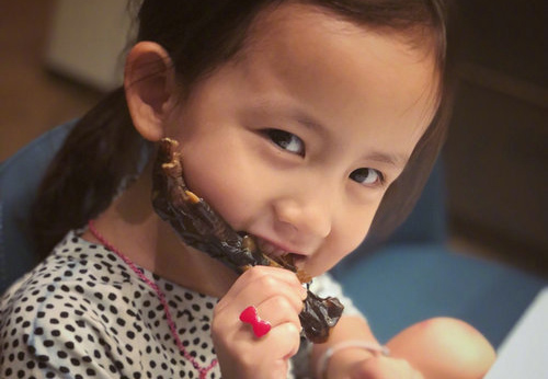 孙莉晒小女儿照片 多妹啃鸡爪超专心