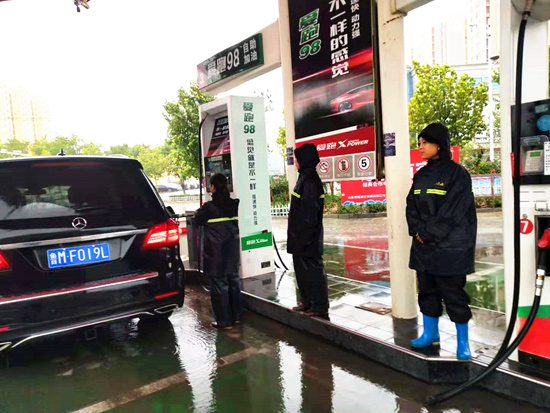 濱州石油加油站員式在雨中堅守服務。（楊希芹攝）