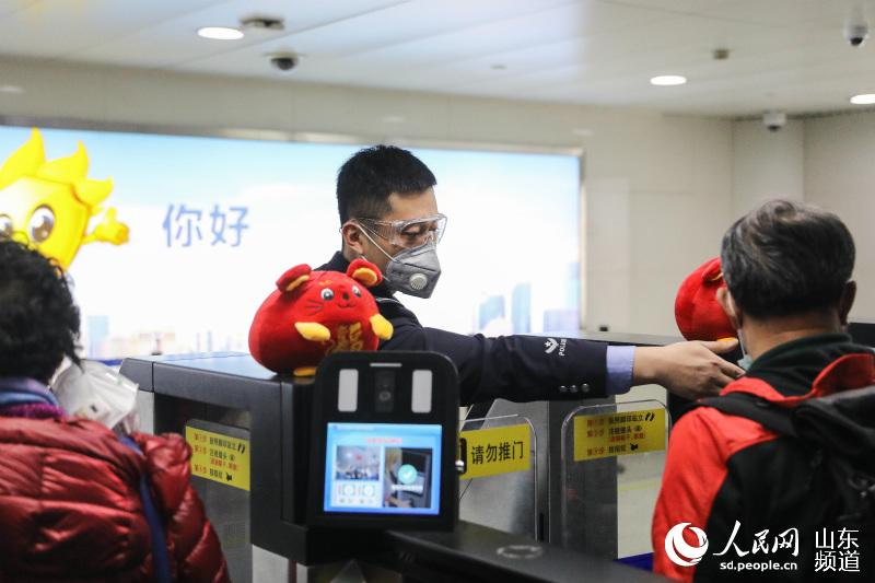 1月28日，青島機場出入境邊防檢查站民警引導旅客自助通關。（攝影 解豪）