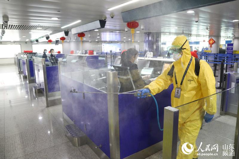 1月28日，青島機場出入境邊防檢查站民警對口岸限定區域進行洗消。（攝影 解豪）