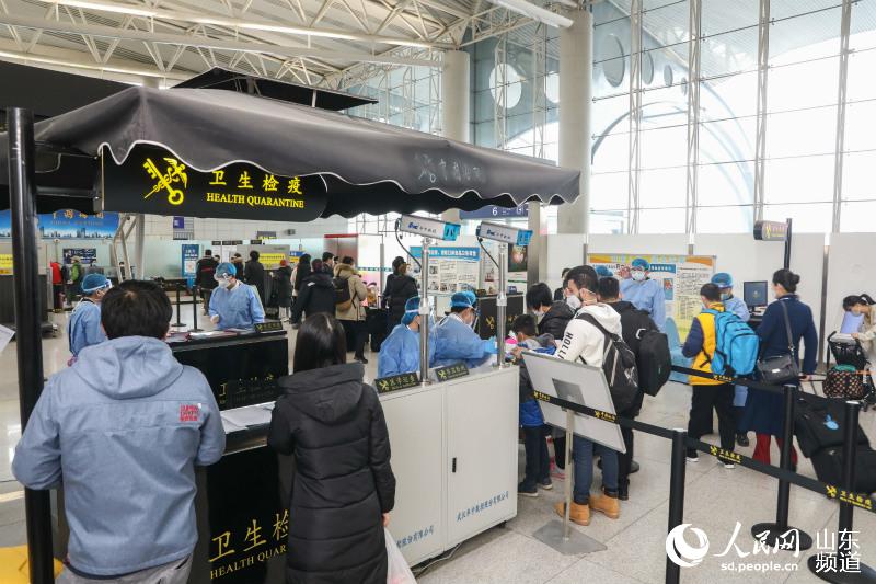 1月28日，青島流亭機場海關關員核驗旅客健康申明卡。（攝影 解豪）