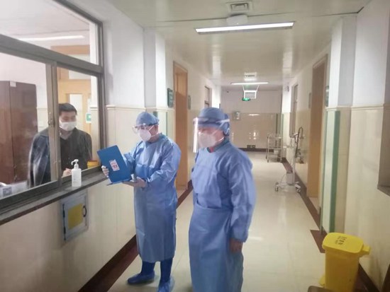 圖為金鄉縣人民醫院感染科主任、內科黨支部副書記劉金亭堅守一線，在留觀病房查看病情。