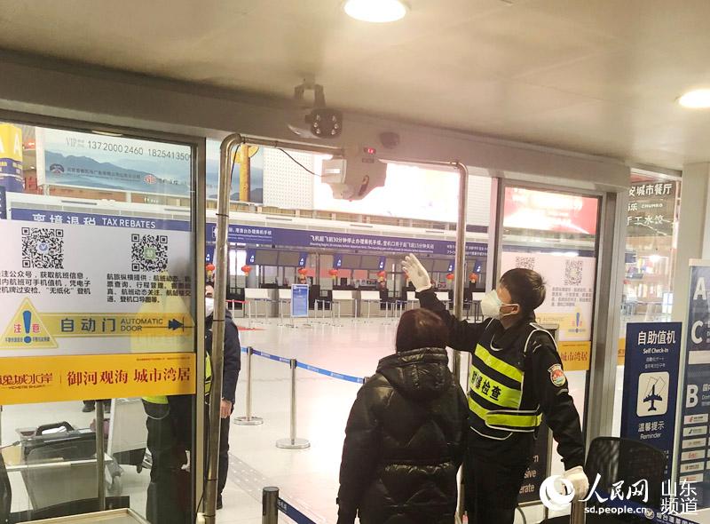 21：00 ，煙台機場安檢員利用空中紅外測溫儀對所有旅客嚴格進行體溫檢測，確保不漏一人，不放過一個疑點。