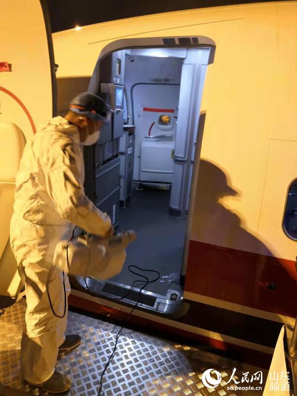 19：00 ，臨沂機場對出現疑似發熱旅客乘坐的航空器進行全面、徹底消毒，全力保障航班旅客出行健康。