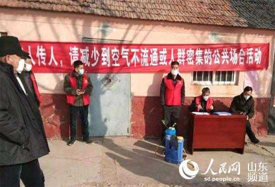 劉旺疃村退役軍人劉恩耒和王思峰在值勤