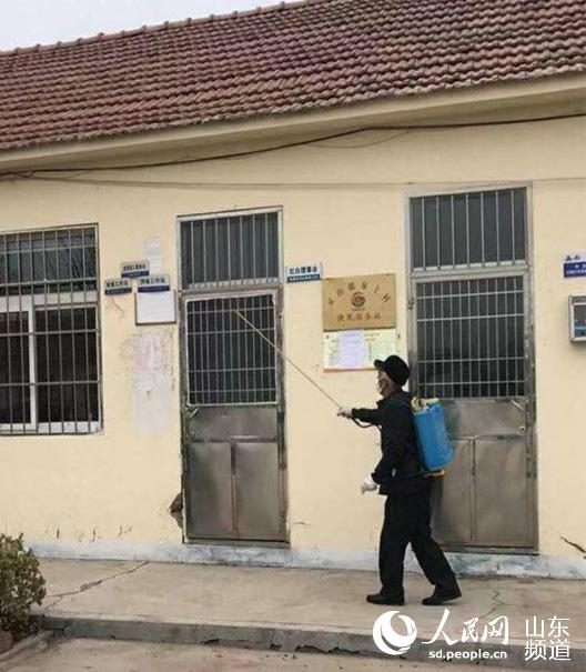 退役軍人張升吾在進行消毒工作