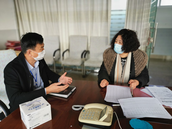包企干部檢查企業開工前防疫工作情況。