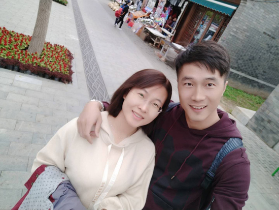 張麗和李鵬甜蜜相擁