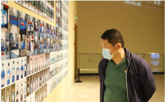 济南市医保局组织党员干部参观“战疫时刻”和“文化清风”作品展览