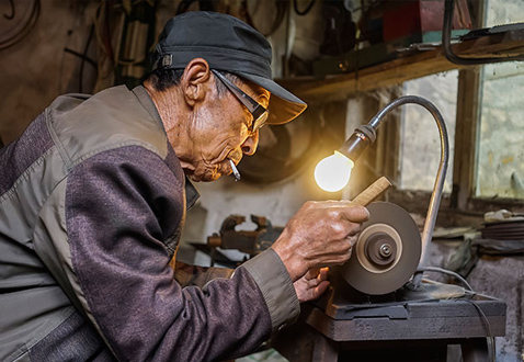 76歲的張德志是蓬萊市小門家鎮臥龍村農民，平時為村裡鄉親父老制作和修理農用工具，在村裡率先脫貧。