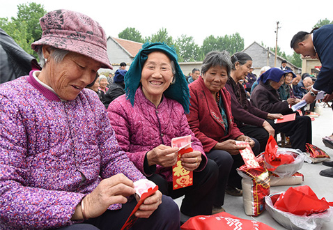 沂南县东斗沟村75岁的王丕英老人，领到两个季度720元养老孝心基金。
