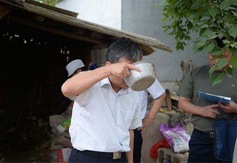 扶贫干部在巨野县前店子村贫困户家中了解饮用水情况。