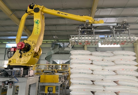 机械臂代替人工梳理成袋小麦