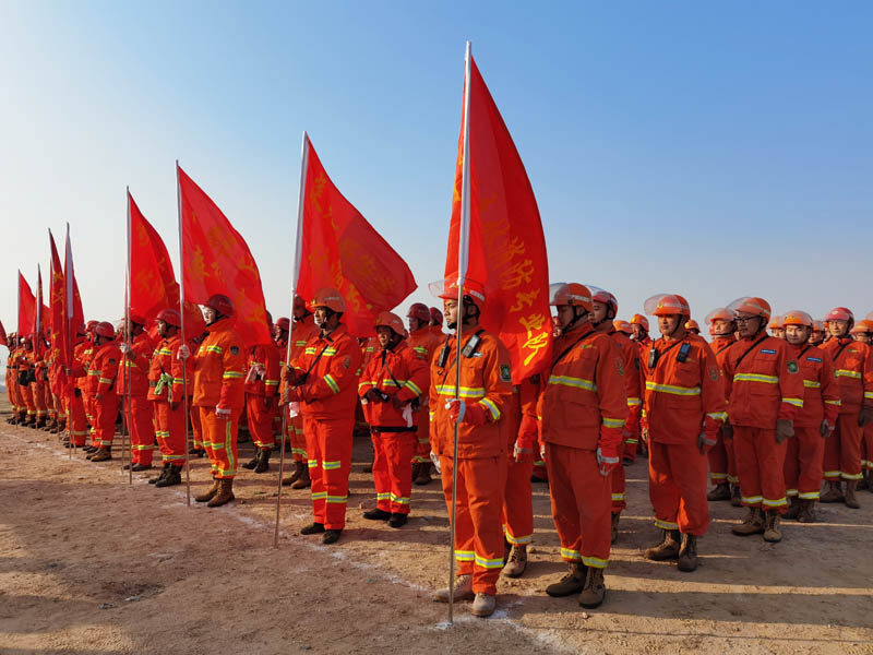 12月25日下午，濟南市首次森林滅火地空合成實戰演練在萊蕪區雪野街道北白座村舉行。（攝影 戚本英）