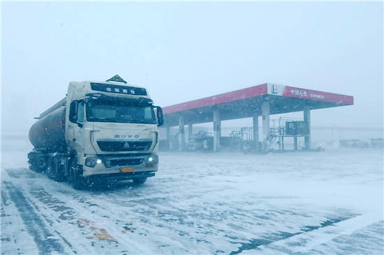 油罐車冒雪到加油站送油。（王忠琰 攝）