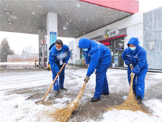 日照公司15站員工迎著風雪清理車道。（許智洲攝）