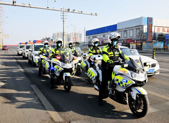 由五輛大功率摩托車和三輛四輪警車組成的巡邏展示隊伍在濟洛路由北向南行駛，嚴整有序。（攝影 張志揚）