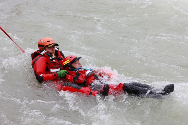 4月26日，全國消防救援隊伍區域性水域救援培訓在山東日照圓滿收官。