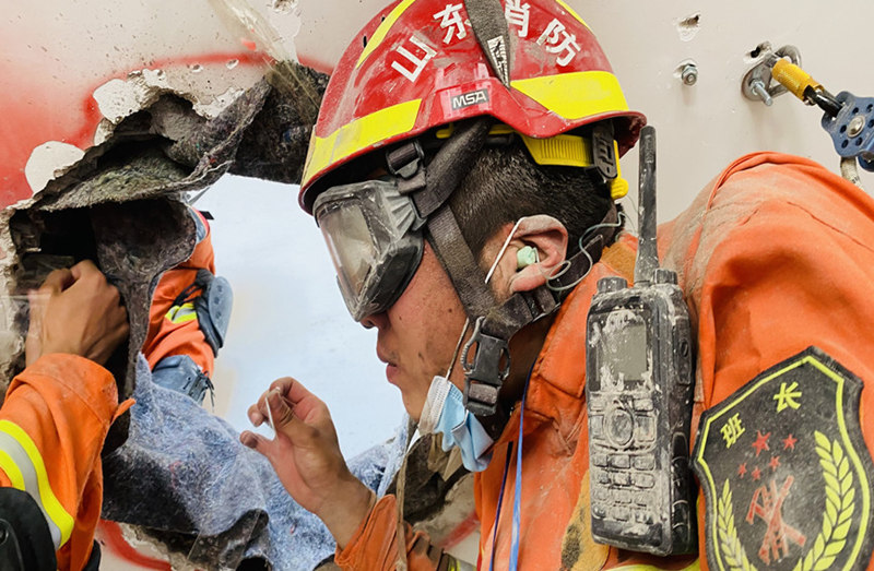 烟台支队重型地震救援专业队经过3个半小时的不懈努力，成功完成向上安全破拆“救人”科目。 孙成飞摄