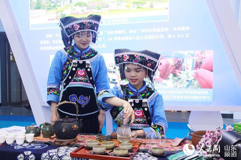 貴州工業職業技術學院旅游專業的學生現場展示茶藝。 宋翠攝