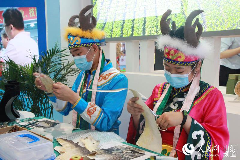 黑龍江省佳木斯市特殊職業教育中心學校創新開設了赫哲族“魚皮工藝”加工課，為聽障學生找到了一條可持續發展之路。圖為兩位聾啞學生正在制作魚皮工藝品。 宋翠攝