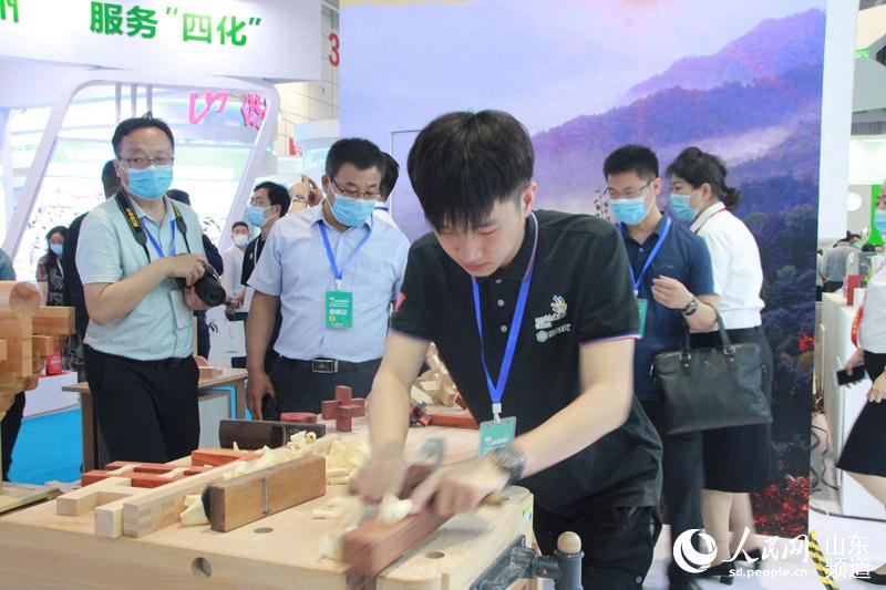 黑龍江林業職業技術學院學生展示木工技藝。 宋翠攝