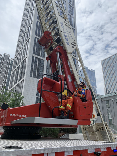 1灭火救援综合实战演习现场（摄影 谈媛）